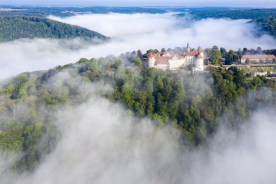 Schloss Langenburg über dem vernebelten Tal der Jagst