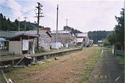 駅舎と反対側のホームから穴水側を望む（2005年10月9日）