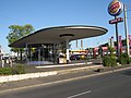 Původní čerpací stanice s hřibovou střechou a trombickou hlavicí, Riemker Straße/Dorstener Straße, Bochum, Německo. 1953-1954 autor neznám