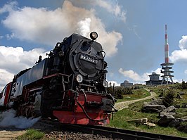 De top van de Brocken met zendmast en de Brockenbahn