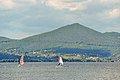 Bracciano, Italien: Braccianosee mit Blick auf die Sabatiner Berge