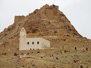 Ruined Berber village of Douiret, with its prominent مسجد. Photographed by Andy Carvin in November 2005.