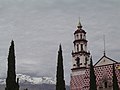 Igrexa de Amecameca ao fondo a montaña Iztaccíhuatl.