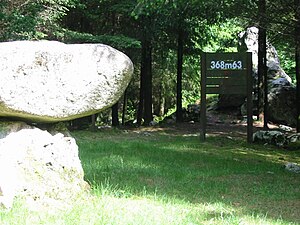 Lo Rochier aus Auseus (nom supausat), punt culminant de la Charanta, a Monteirolet