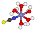 O complexo de cor vermello sangue pentaaqua(tiocianato-N)ferro(III), [Fe(NCS)(H2O)5]2+, indica a presenza de Fe3+ na solución