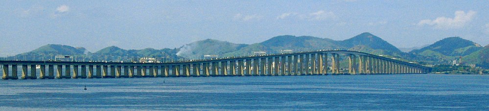 Panorama van de Rio-Niteróibrug genomen vanuit Rio de Janeiro en uitkijkend op de baai van Guanabara in de richting van Niterói