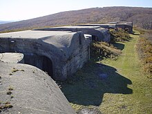 Photographie de batteries en béton sur une hauteur.