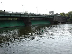 Vorne das Wehr am Kettwiger See, hinten das Laufwasserkraftwerk mit dem markanten Kranturm