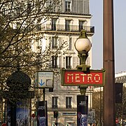 Une autre entrée de la station de métro Bastille.