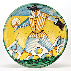 Assiette « Arlequin » avec la représentation d'un joueur de pallone, Montelupo Fiorentino, XVIIe siècle.