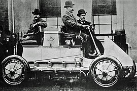 Au volant de sa voiture de course Lohner-Porsche-Rennwagen, en 1902