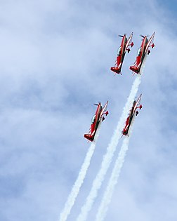 Avions Extra 300 de la patrouille acrobatique des Royal Jordanian Falcons (« Faucons royaux jordaniens »). (définition réelle 2 064 × 2 580)