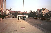 2001年的青岛路，右侧为德国领事馆旧址，远处可见胶澳总督府旧址与左侧的开治酒店旧址