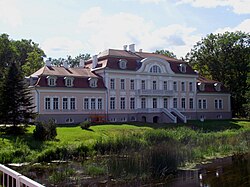 Façade arrière du château de Laupa, au bord du Parnü.