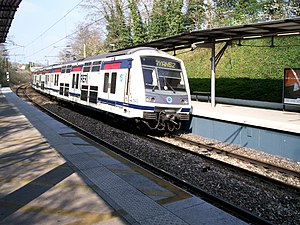 Un MI 2N Altéo entre en gare de Neuville-Université.