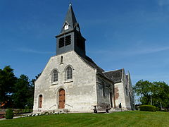 L'église vue depuis la route longeant le château.