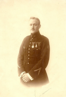 Photo noir et blanc d'un homme en uniforme.