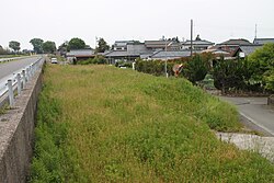 ホーム撤去後。敷地の形をした盛り土が残る。（2012年6月5日）