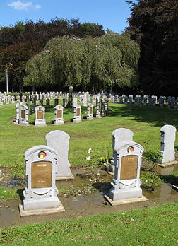 Cimetière militaire de la Première Guerre mondiale à Houthulst en Flandre Occidentale (Belgique). L’armistice de 1918 fut signé le 11 novembre à 5 h 15 dans la clairière de Rethondes. (définition réelle 2 222 × 3 072)