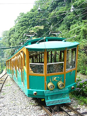 「レトロタイプ」の車両（手前が車番2、奥が4）