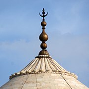 Finial, Tamga del Imperio Mughal (combinando una media luna y un colgante de lanza con la palabra Allah).