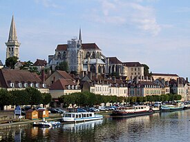 Auxerre, sua abadia e o rio Yonne.