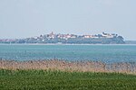 Lage der Stadt über dem Lago Trasimeno; Ansicht von Süden