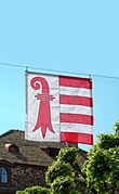 Le drapeau cantonal pendu dans les rues de Delémont.