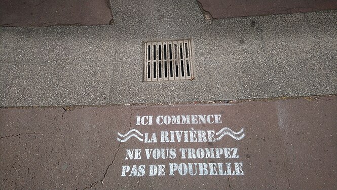 "Here begins the river (Sèvre Nantaise); don't get the wrong trash can". Clisson.
