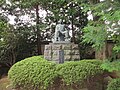 江戸太郎重長公像（慶元寺向って右側墓所手前）