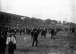 La foule envahit la piste et le terrain du Parc des Princes lors de l'arrivée du tour de France cycliste à Paris en juillet 1926.