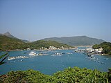 布袋澳（英語版）は香港近郊の清水湾半島（英語版）にある小規模ながら活発な漁村である。