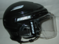 Casco de hockey sobre hielo, normalmente obligatorio.