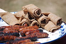 Photographie montrant des saucisses enroulées dans des galettes de blé noir.