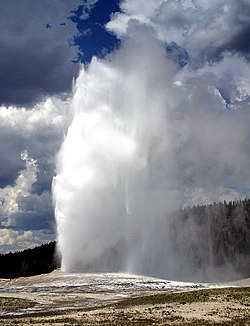 L'Old Faithful en éruption.