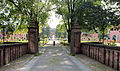 Die Pferdekopfbrücke mit Blick auf das Hauptgebäude (2013)