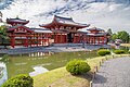 平等院、鳳凰堂と浄土式庭園　国宝　1052年（永承7年）創建　京都府宇治市　関白藤原道長の別荘だった宇治殿を、末法の世への危機感から、長男の藤原頼通が寺院に改めた[165]。2012年から2年に渡り大規模な修復が行われた。