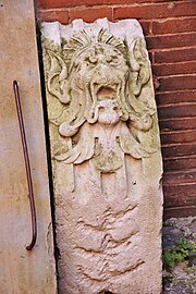 Console de l'ancienne galerie, déposée dans la cour.