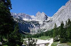 Wetterstein, vpravo Zugspitze