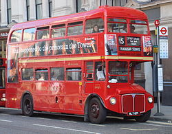 Dubbeldäckaren Routemaster bvid hållplats utanför St Paul's Cathedral