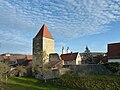 Baronturm mit Resten der Wehranlage