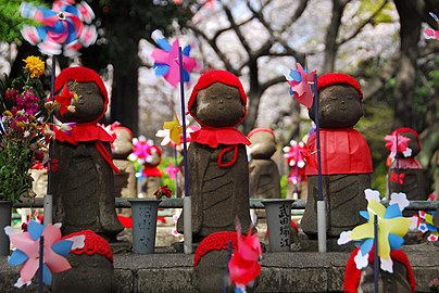 Ozdobione przez rodziców posążki Jizō w świątyni Zōjō-ji w Tokio