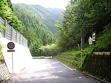 兵越峠（手前が長野県で、奥が静岡県。県境で舗装が変わっている。）