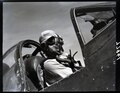 Stíhací pilot v kokpitu letounu Vought F4U Corsair