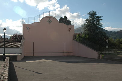 Le fronton place libre.