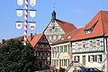 Häuserzeile am Marktplatz von Burgkunstadt mit Schustermuseum; oben im Hintergrund das Rathaus (2009)