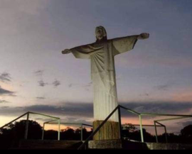 Réplica do Cristo Redentor na Ponte Branca.