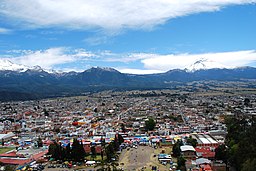 Panorama med Iztaccihuatl (vänster) och Popocatépetl (höger) i bakgrunden.