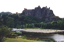 El pueblo de Arlempdes, sobre unos peñascos, asomándose al río.