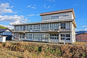 旧芦田町役場。芦品郡芦田町時代に使用された。福山市へ合併された後は、福山市芦田支所として使用された。昭和35年定礎。当時は右側に議事堂があった。